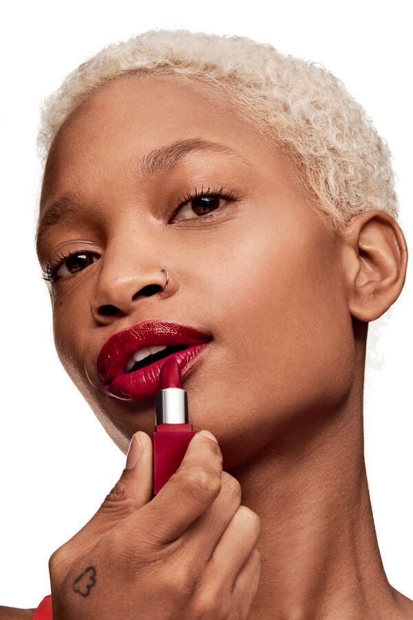 how to apply red lipstick on dark skin